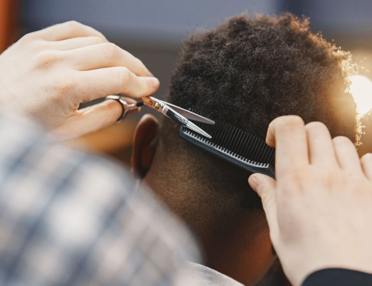 Scissors and comb working through short hair