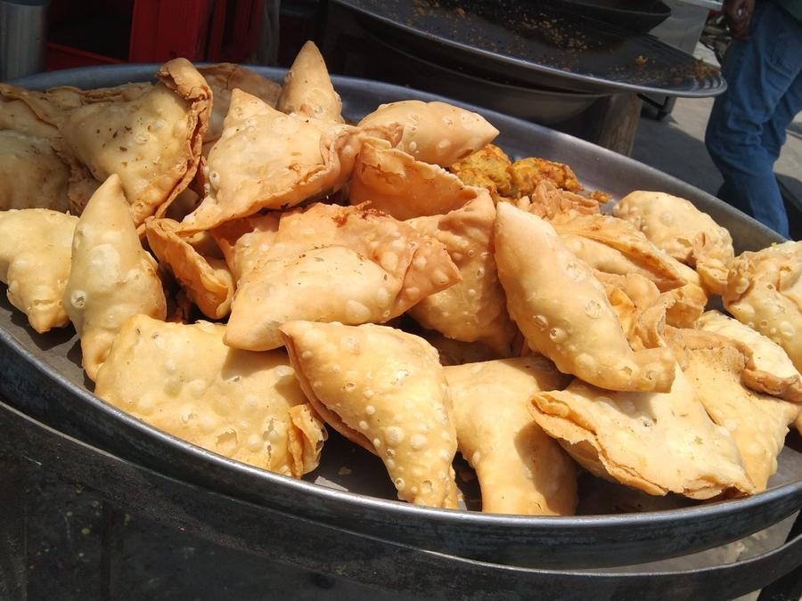 A tray of shingara for a party